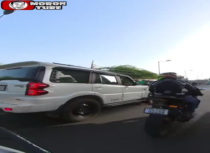 Video :During a road rage, a motorist assaults and knocks down a motorcyclist